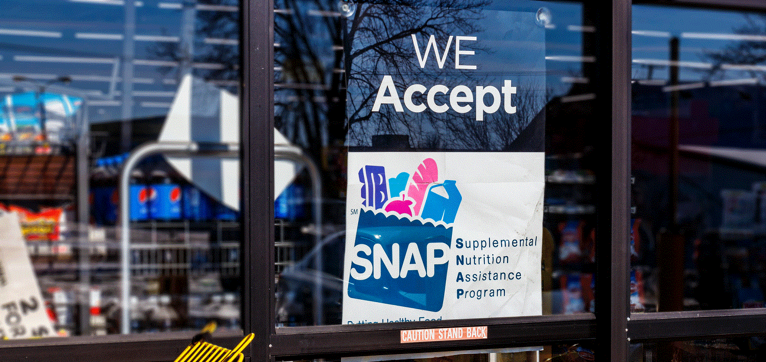 Sign on storefront indicating they accept SNAP benefits
